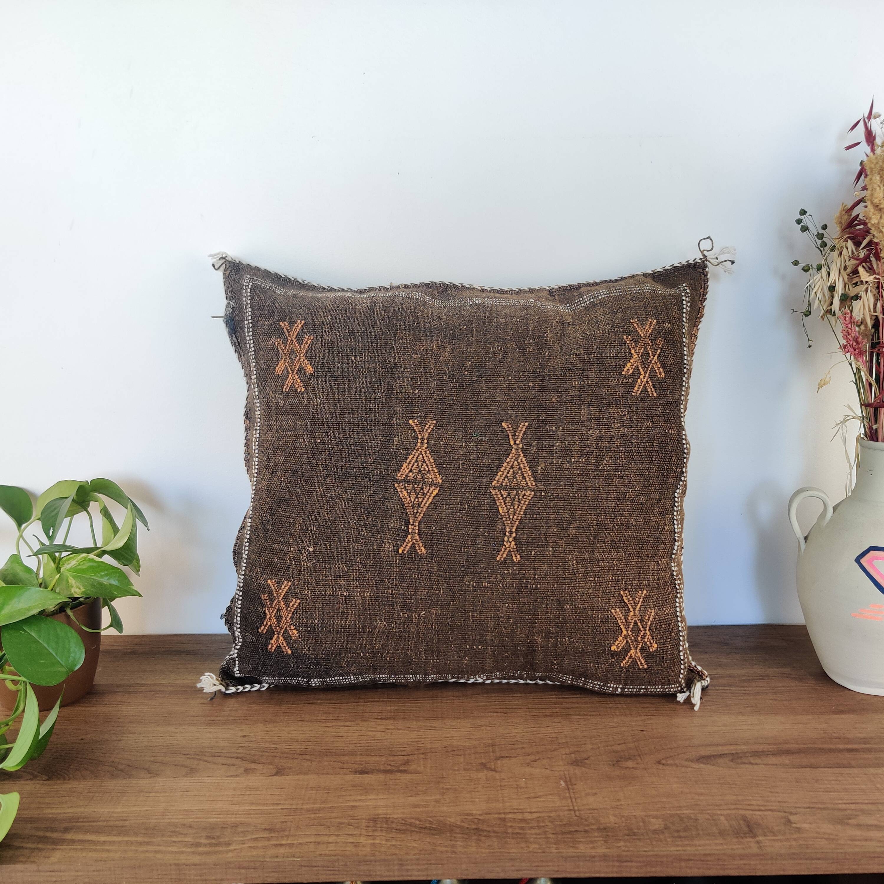Sabra brown Berber cushion