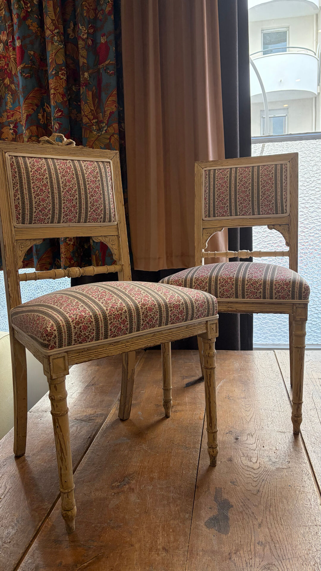 Paire de chaises Louis XVI