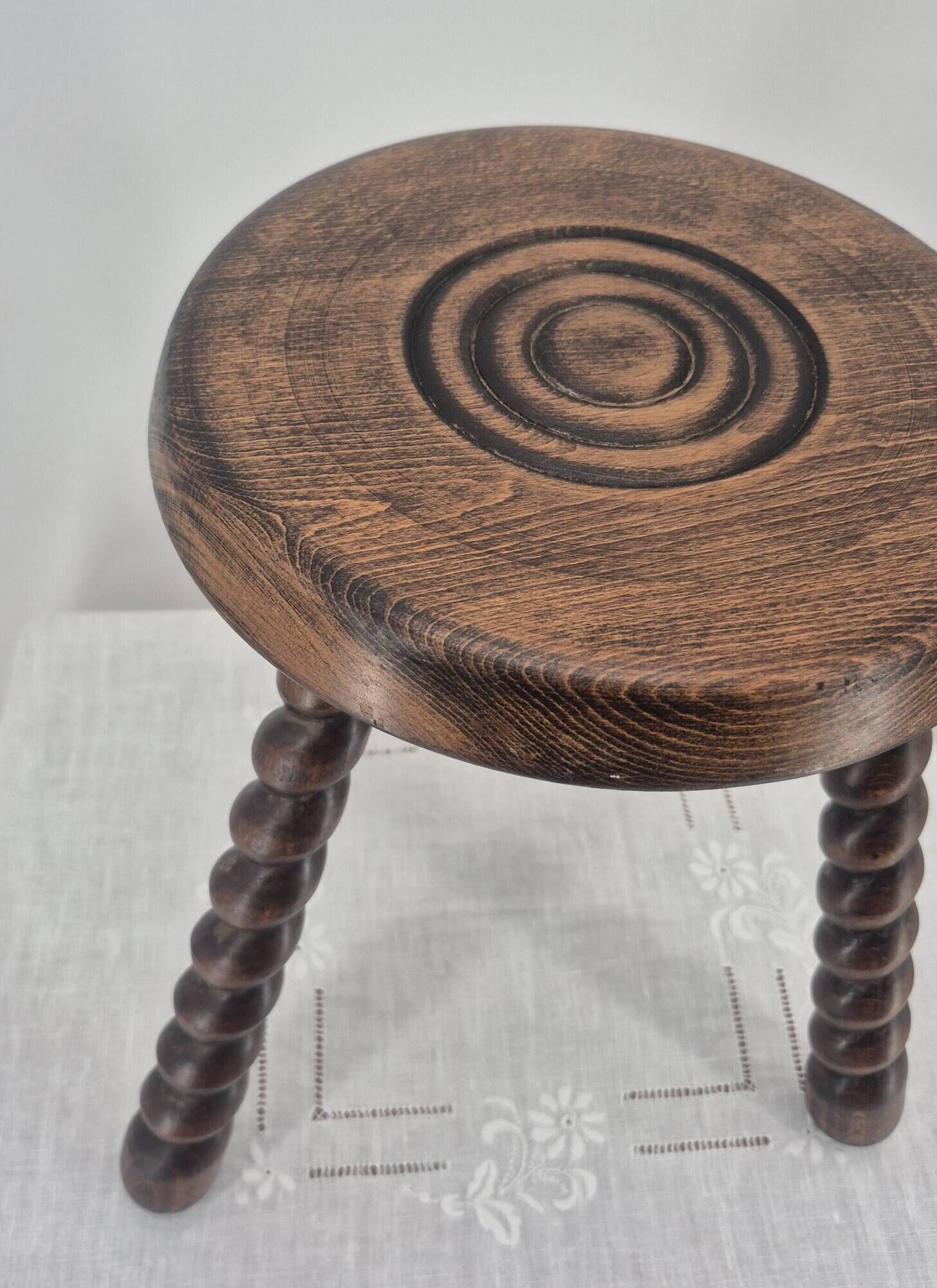 Tabouret brutaliste tripode en bois massif tourné
