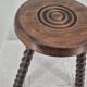 Tabouret brutaliste tripode en bois massif tourné