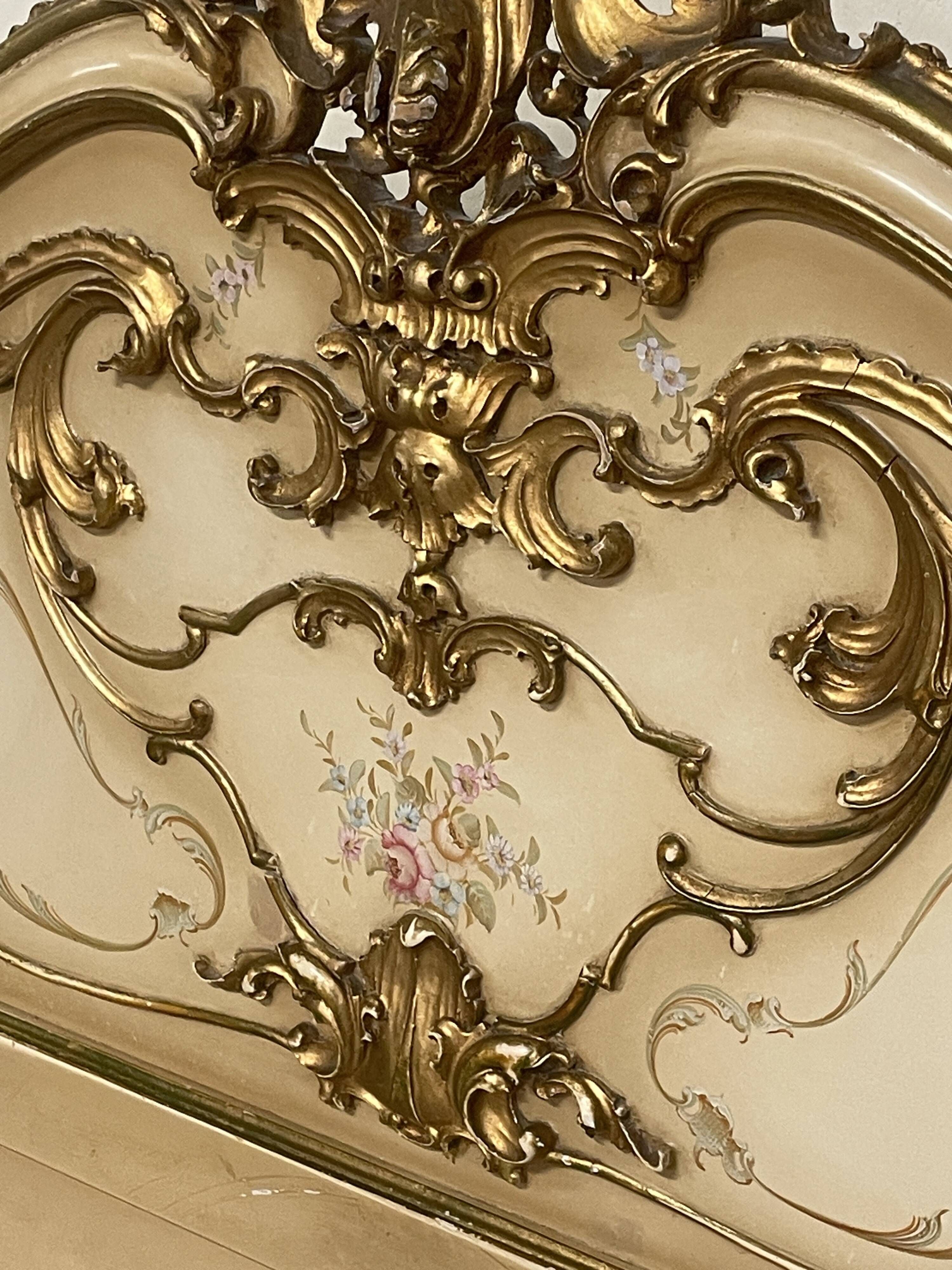 Lit matrimonial des années 40 dans le style Louis XV.
