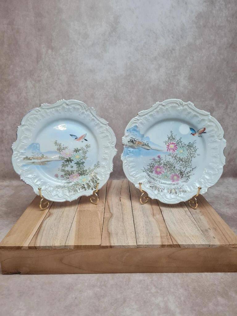 Set of 2 antique plates with Japanese-style hand-painted decoration – relief & gilding