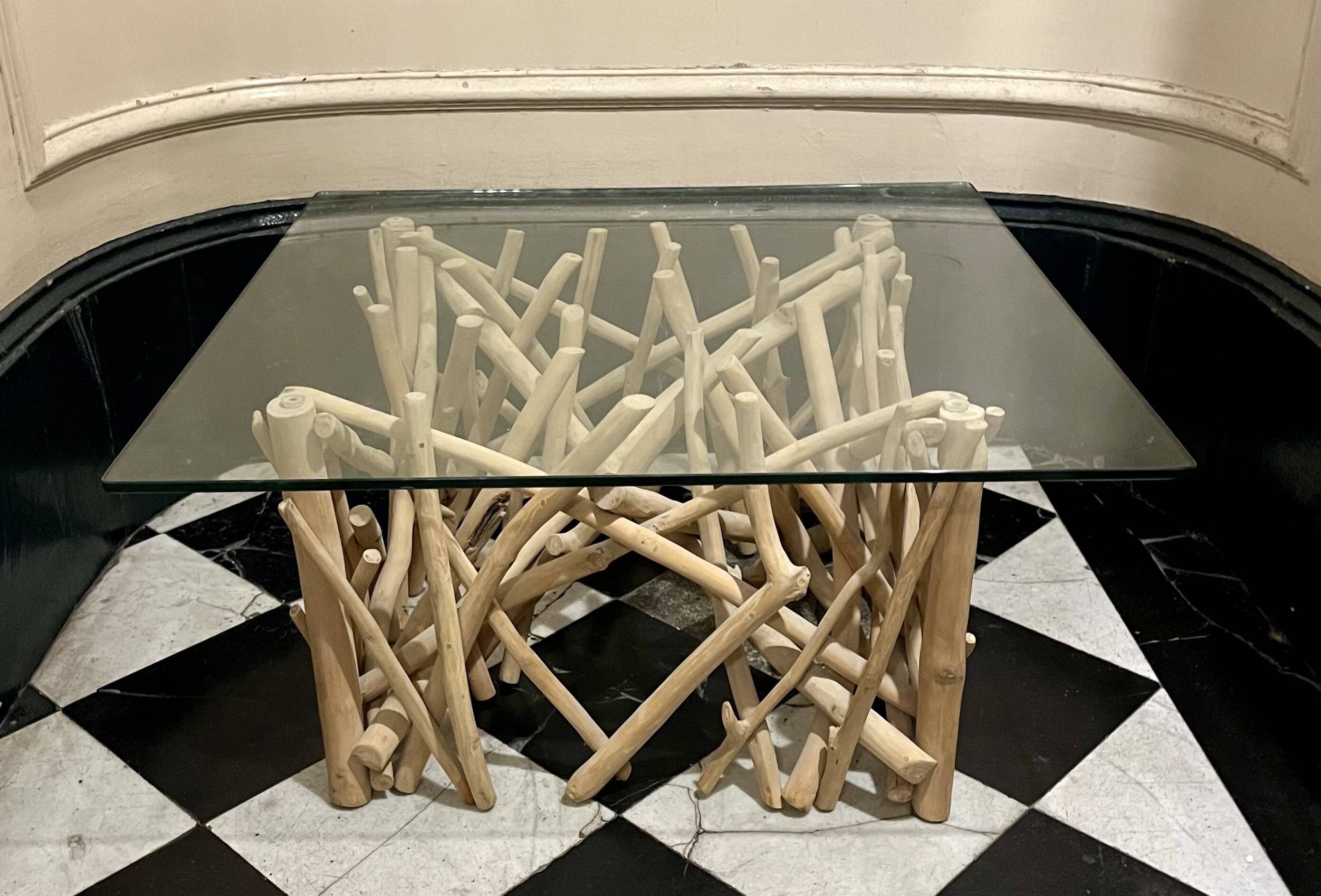 Table basse sculptural bois et verre