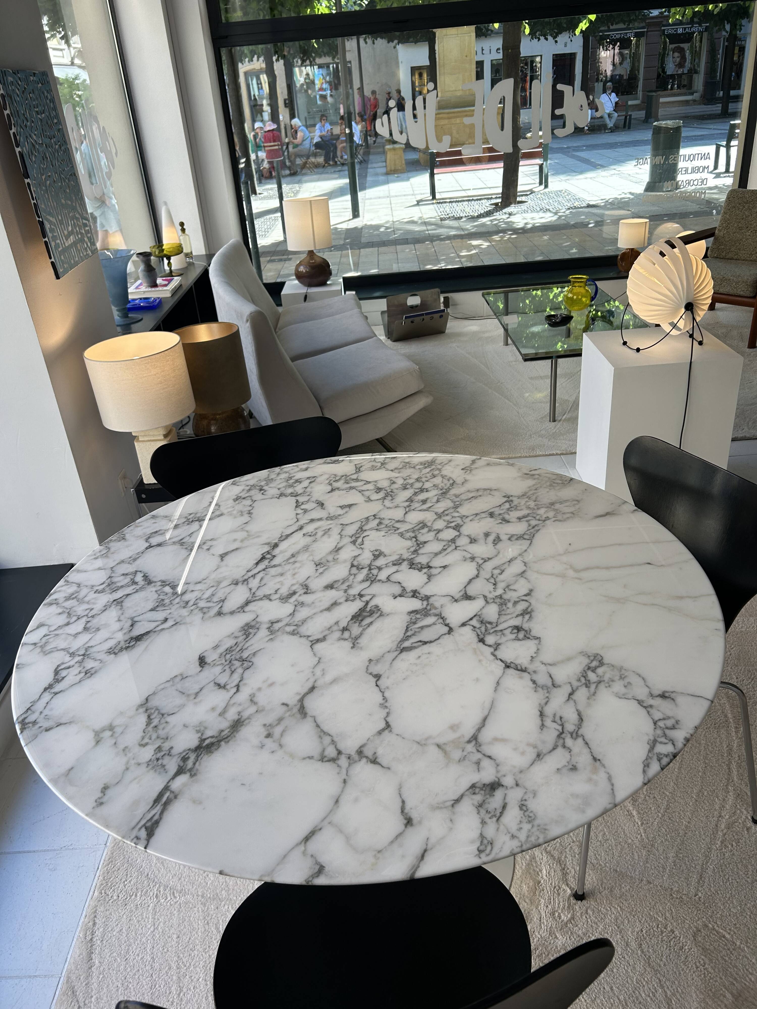 Knoll Tulip Saarinen round table with Arabescato marble