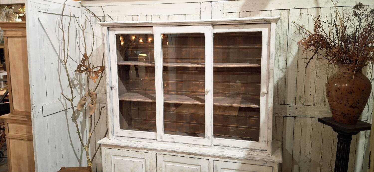 Buffet with 2 glass doors