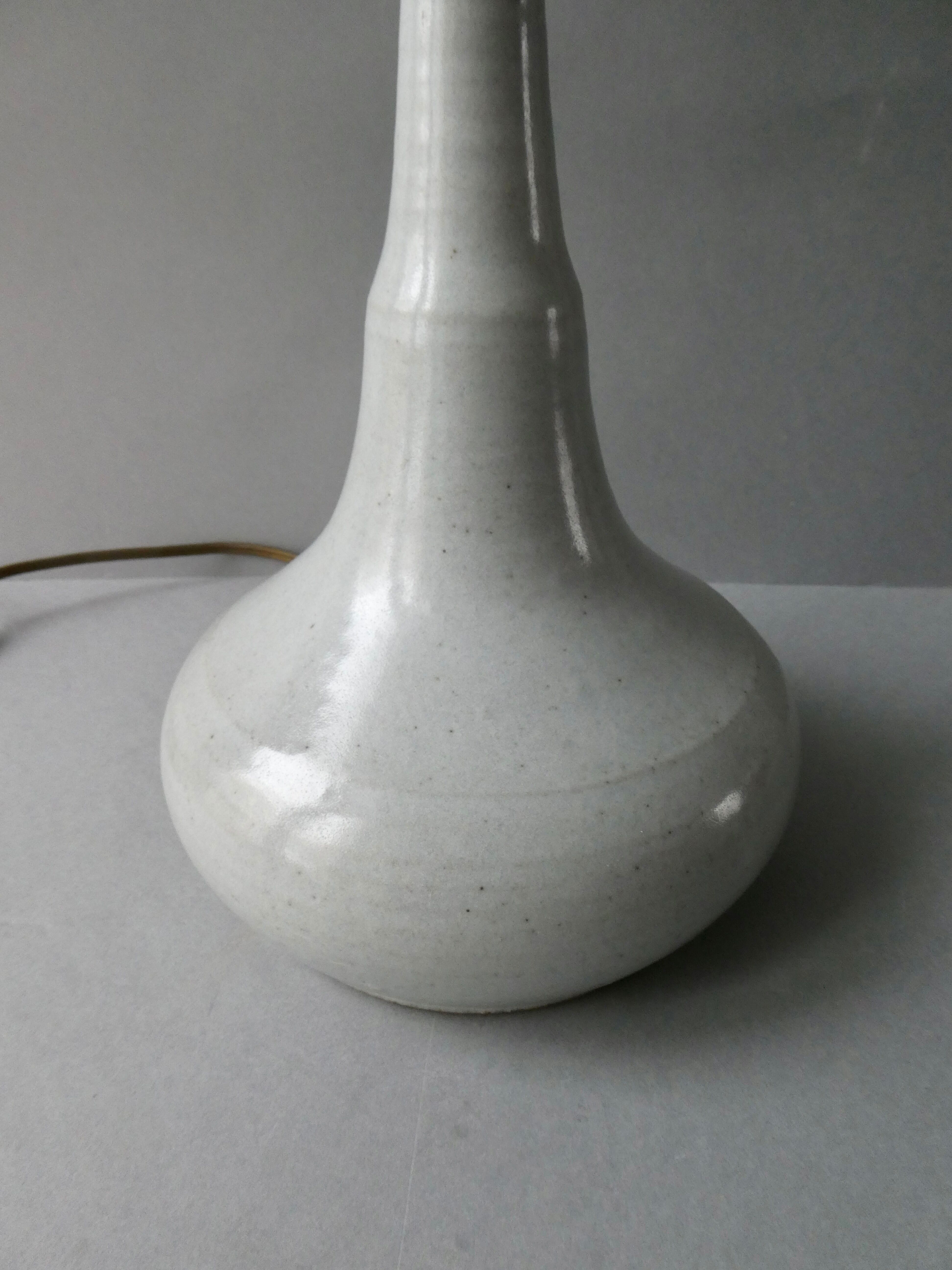 Lampe en grès ton gris bleu des années 70
