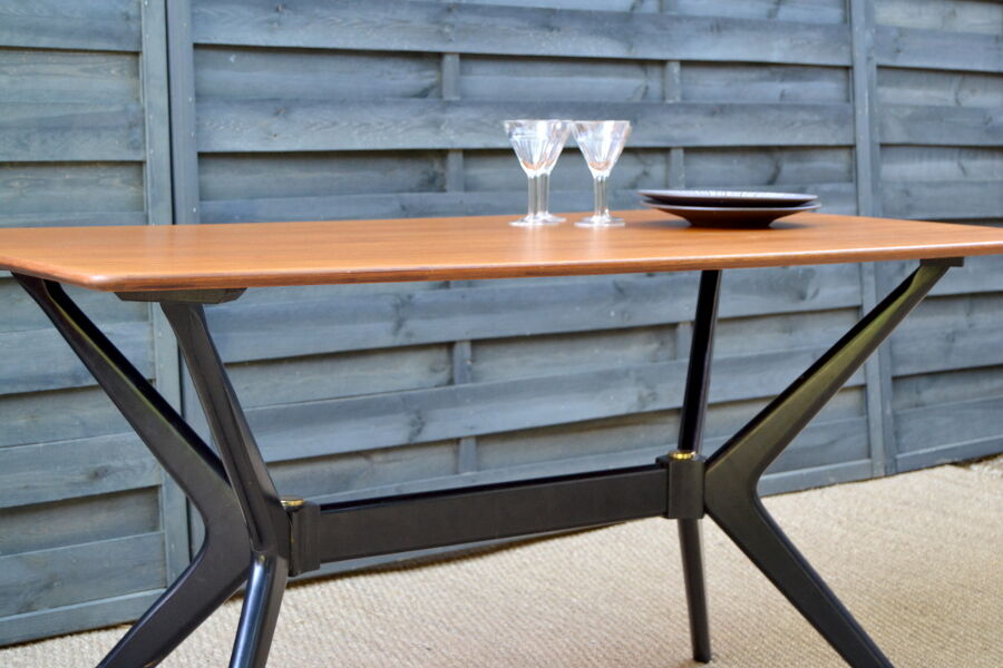 Dining table by E-gum