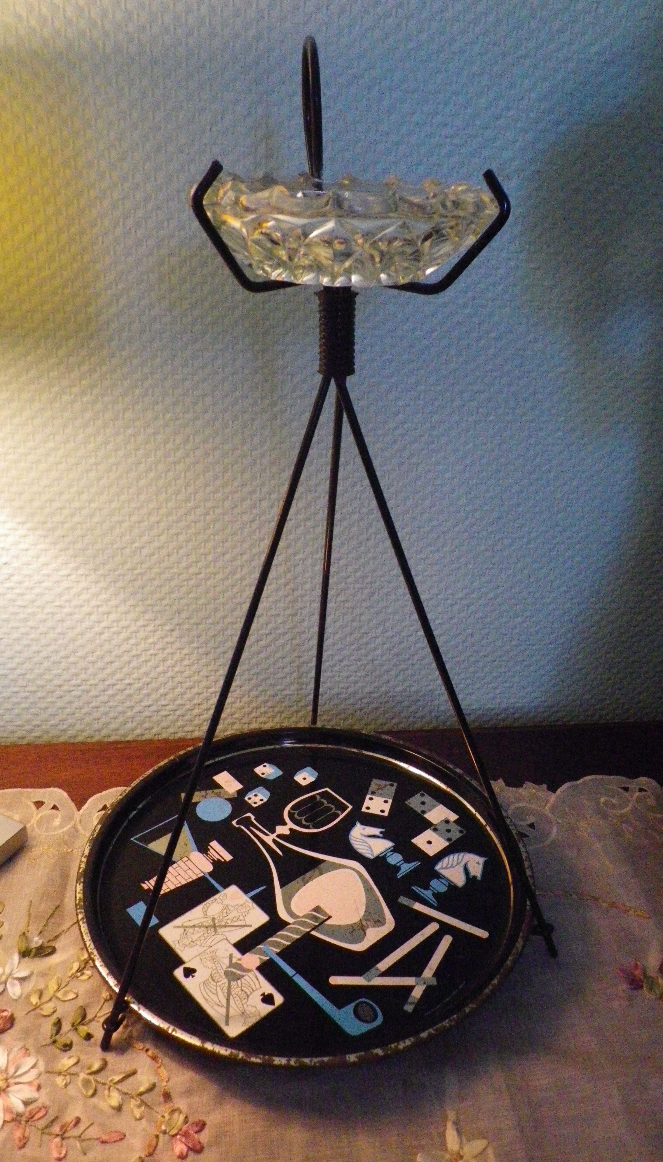Cendrier sur pied tripode avec plateau vintage et cendrier en cristal