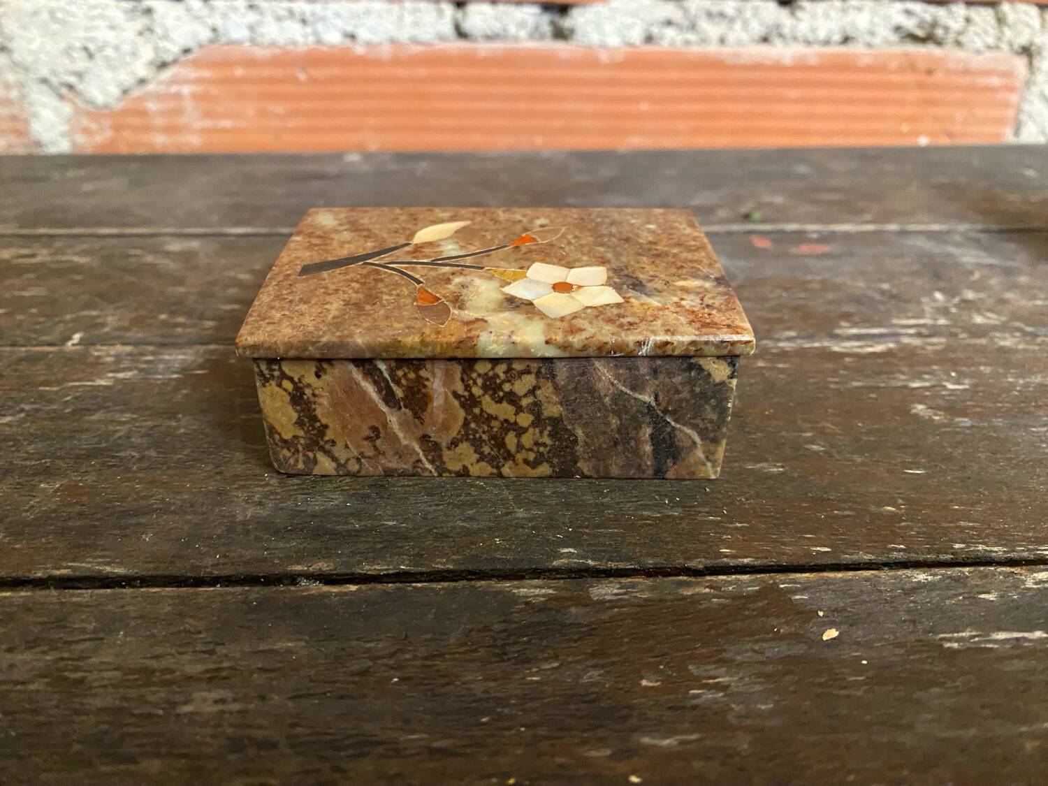 Boite ancienne en stéatite à décor de fleurs incrustées en nacre