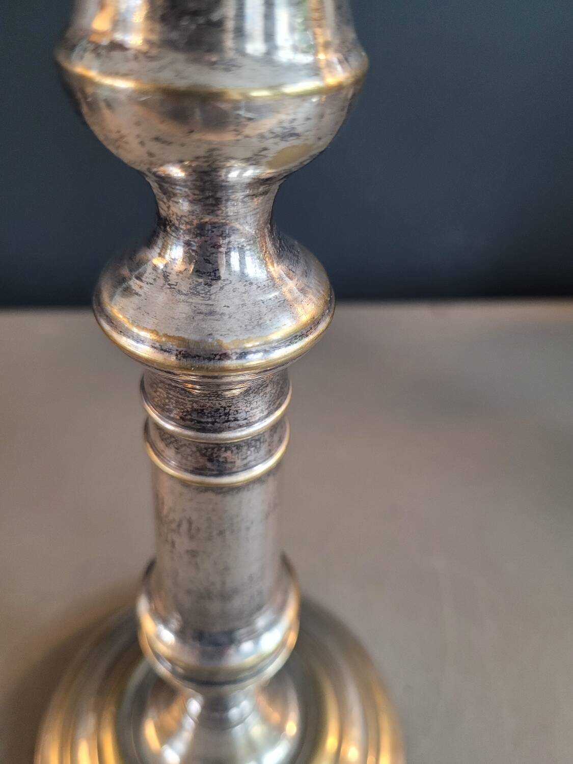 Paire de bougeoirs anciens en laiton argenté