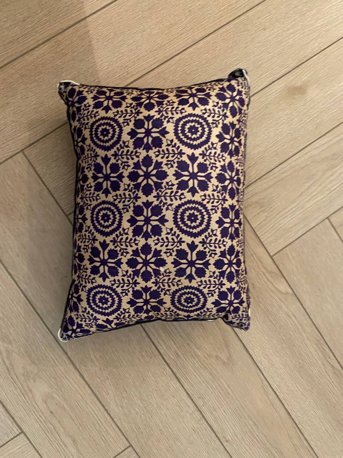 Cushion / floral pattern /100% silk /40x30cm