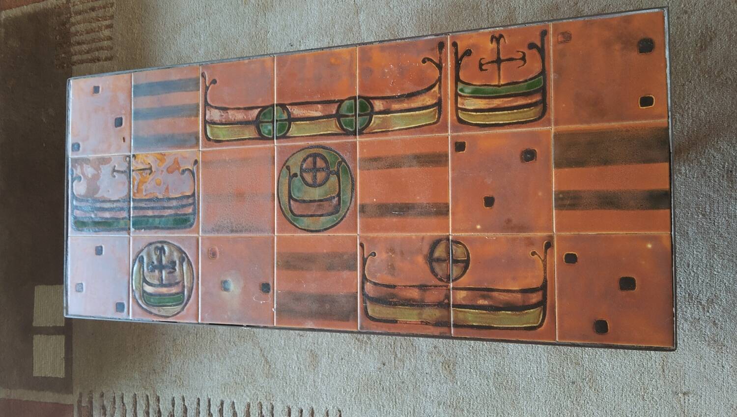 Table basse vintage en céramique – motif drakkar – design années 70