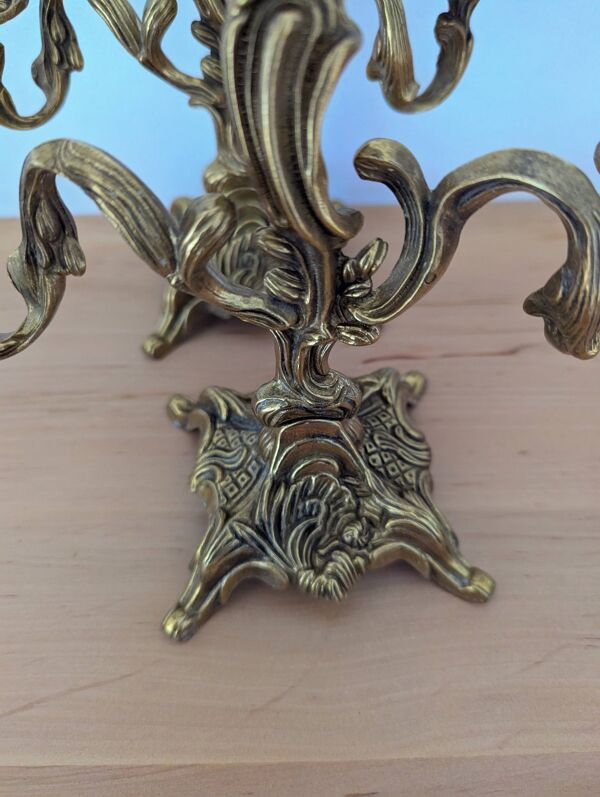 Paire de bougeoirs anciens en bronze style Louis XV rococo