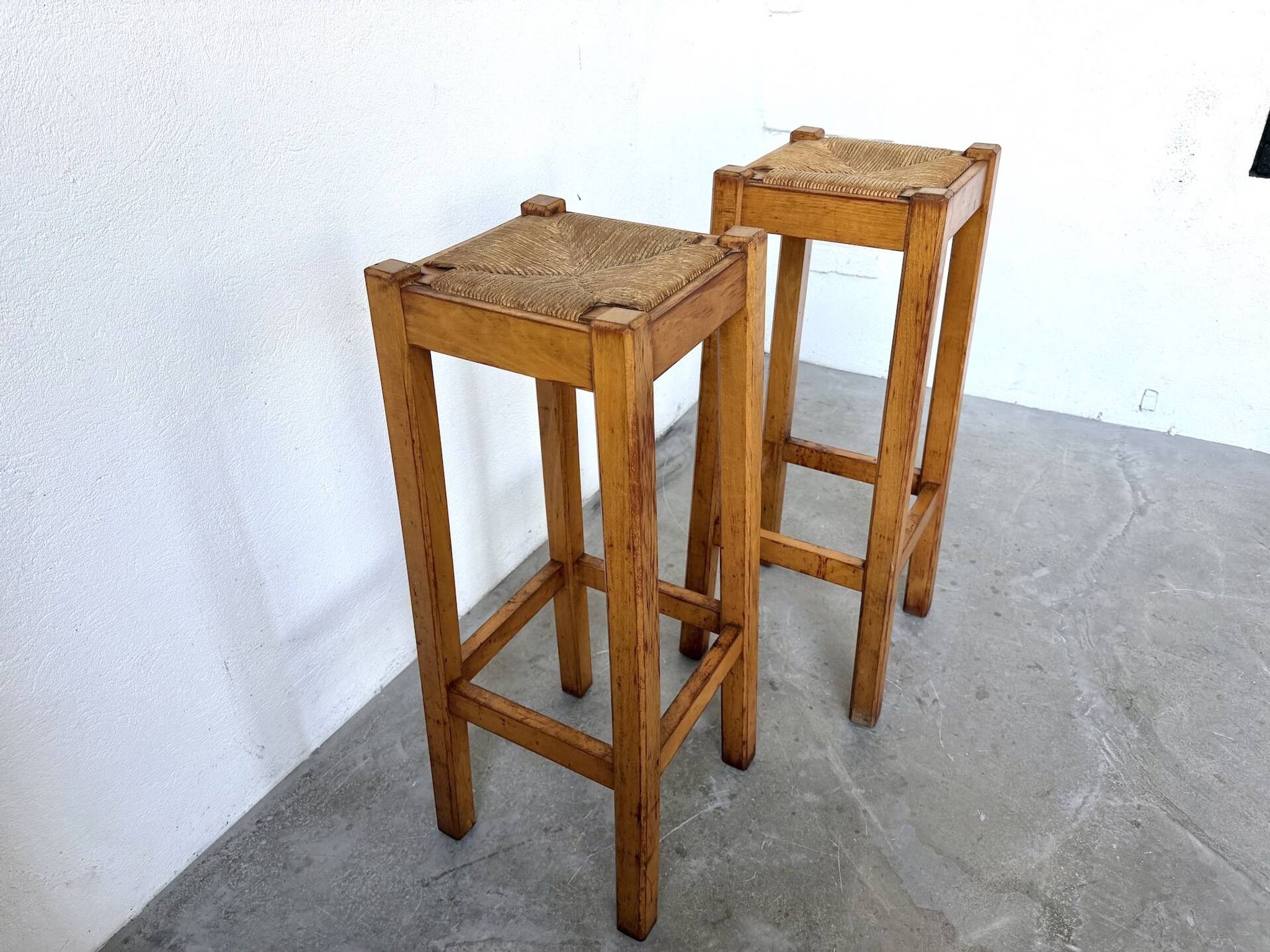 Pair of high stools in solid wood and woven straw Brutalist Style