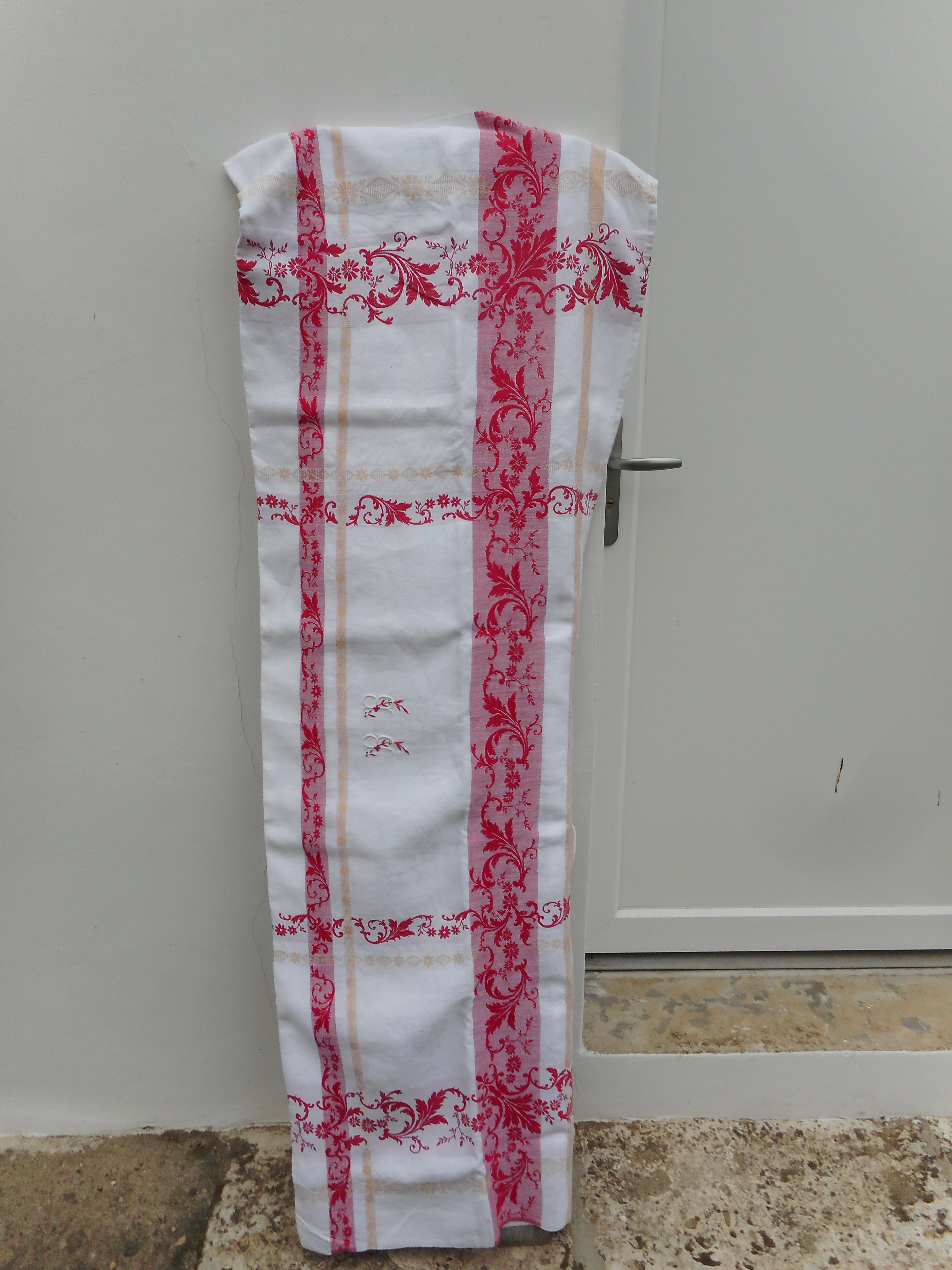 Nappe damassée bande rouge