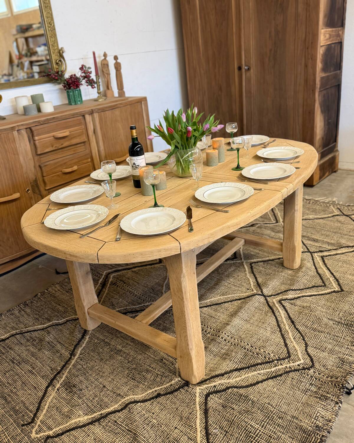 Extendable farmhouse table in solid oak