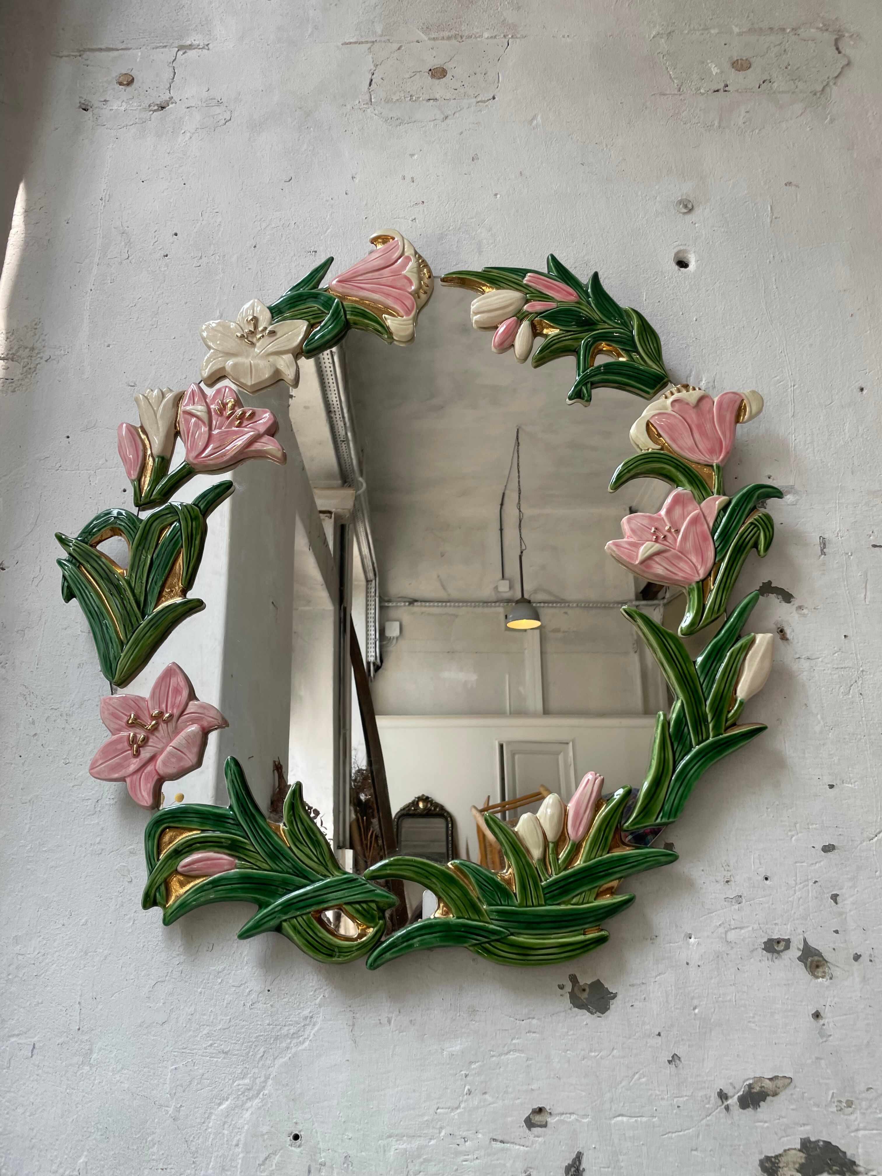 Oval ceramic mirror with flowers