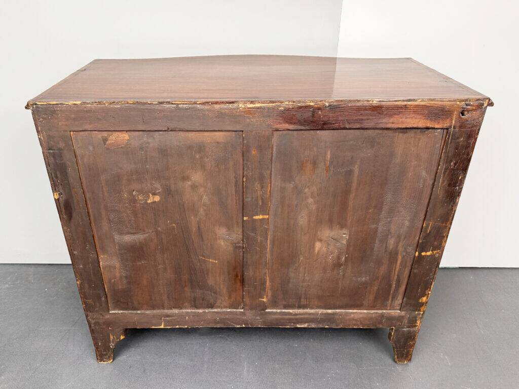 Antique Georg III mahogany serpentine chest of drawers, England, 1780s