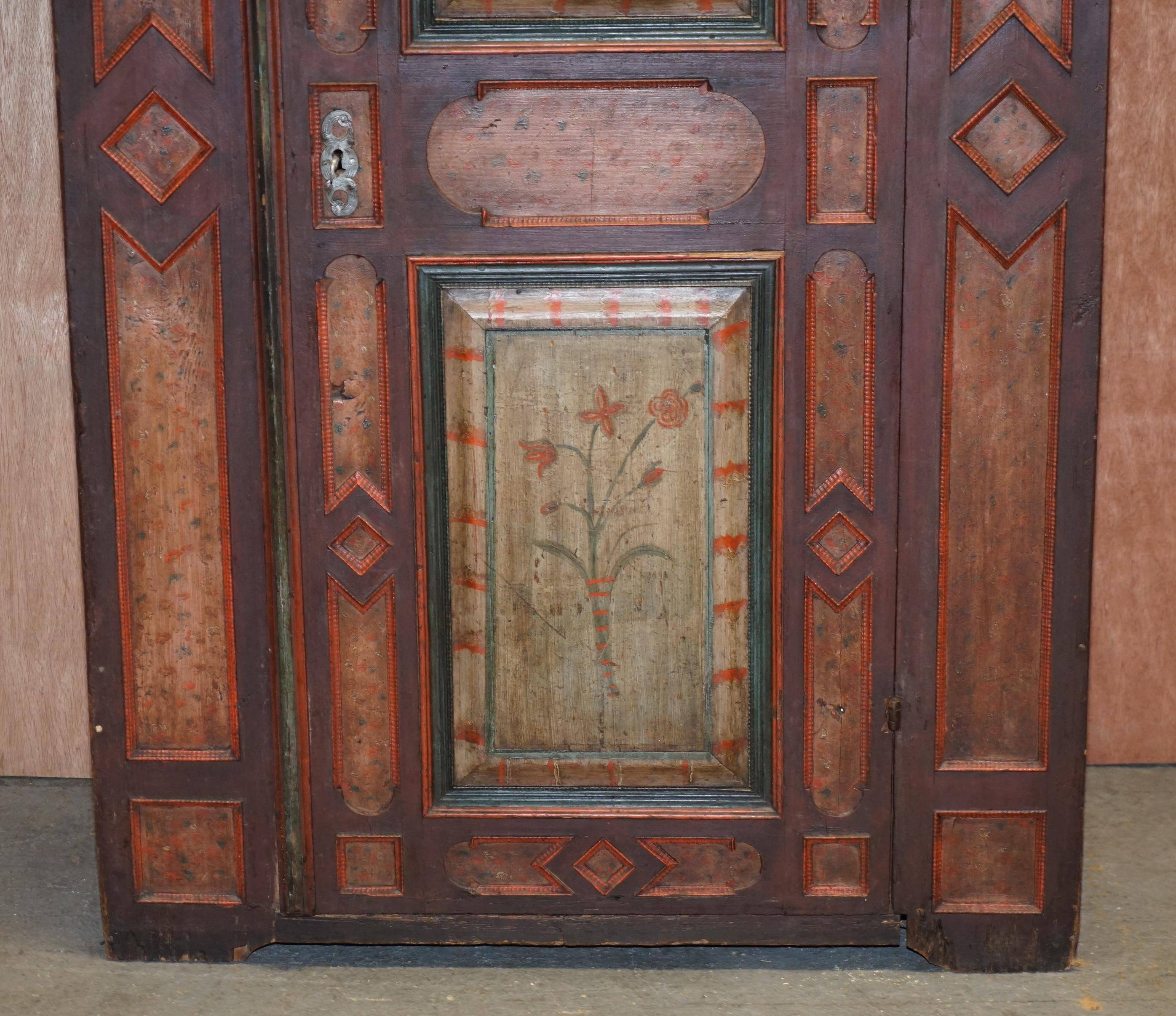Hand-painted armoire Sublime from around 1800 in oak.