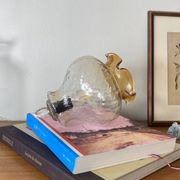 Vintage tulip-shaped portable lamp in transparent glass and gold.