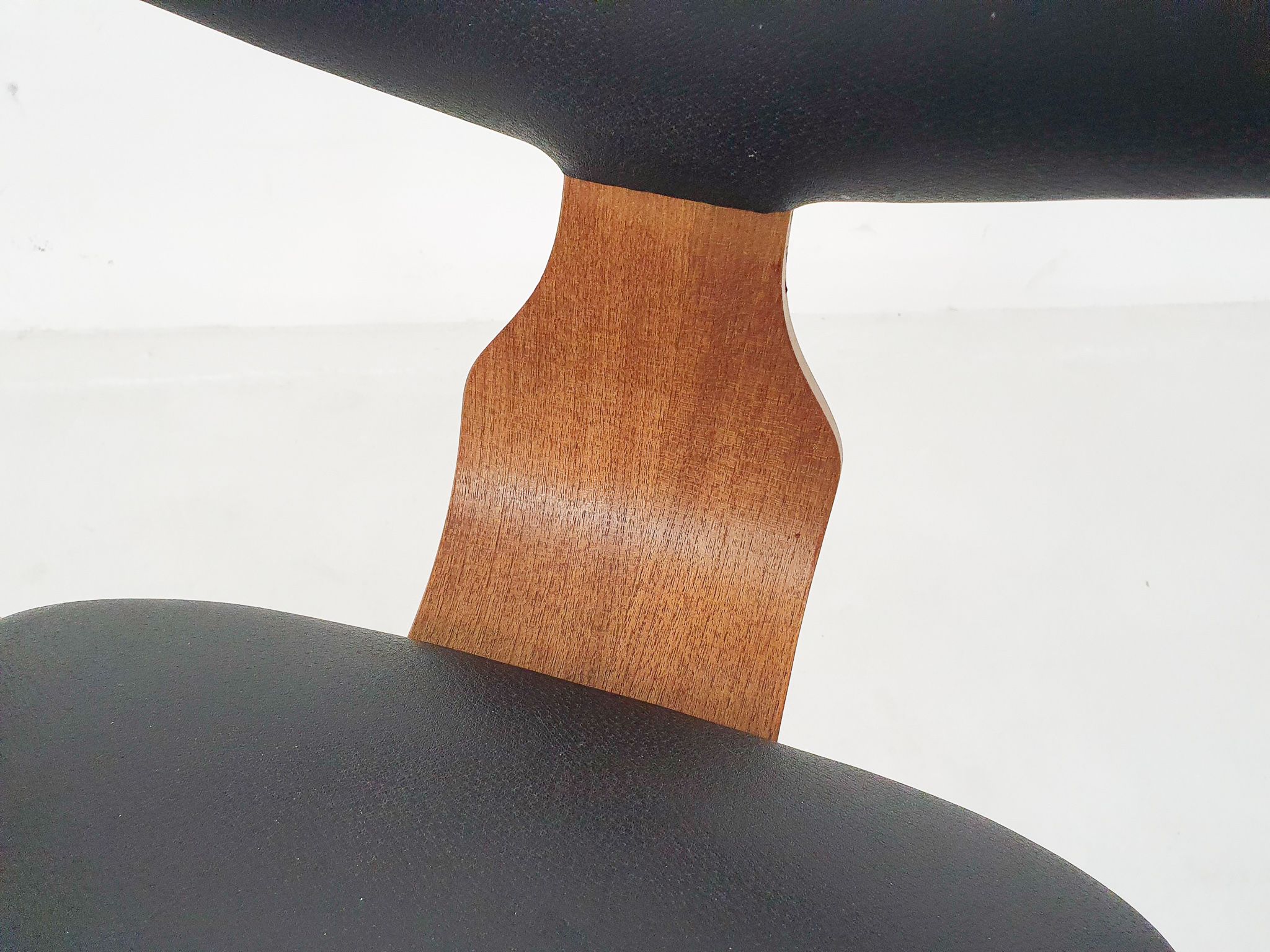 Chaise en teck et vinyle « cowhorn » par AWA, Pays-Bas années 1950