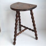 Tabouret tripode en bois perlé