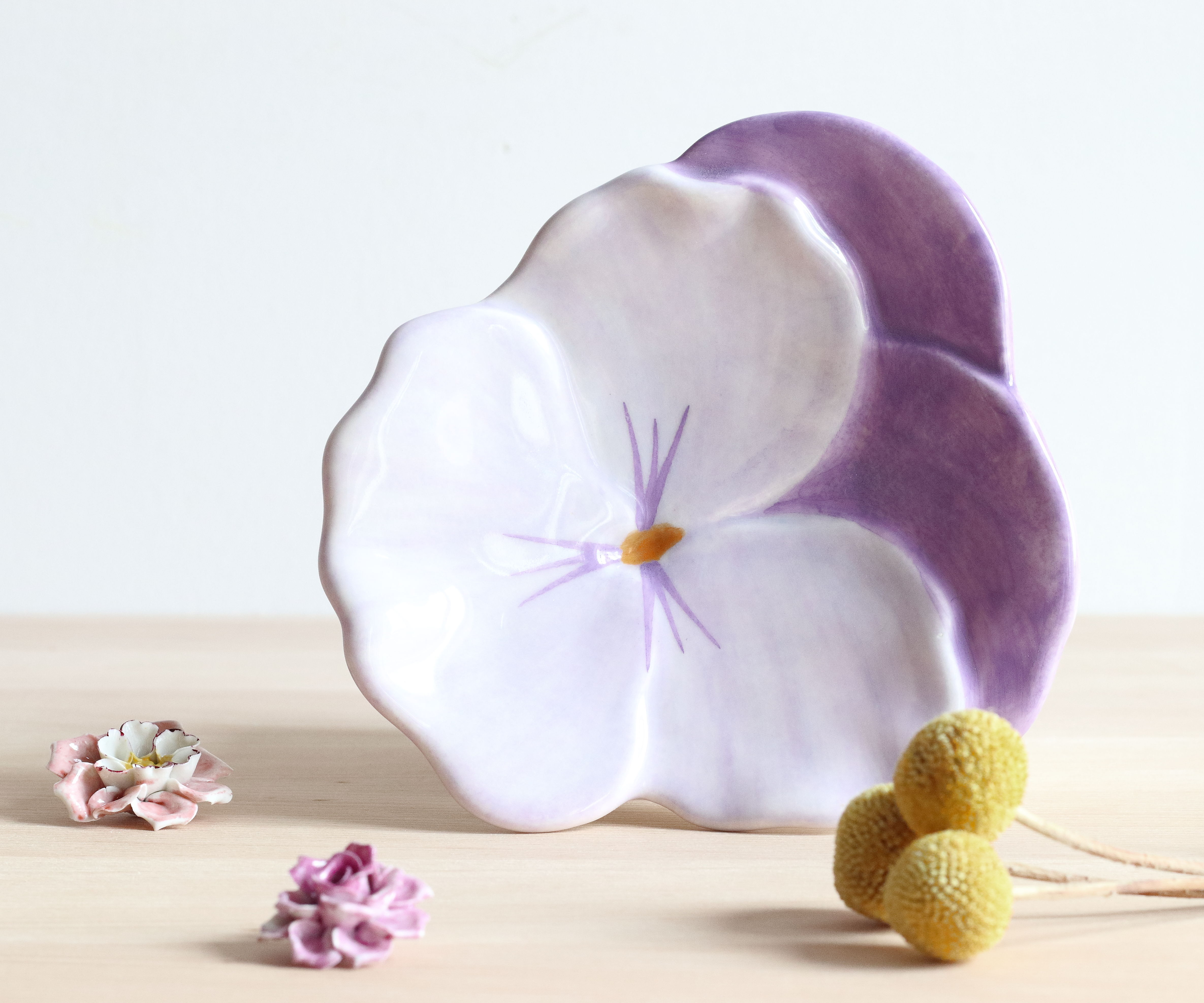 Assiette des années 50 forme fleur par Ernestine Salerno