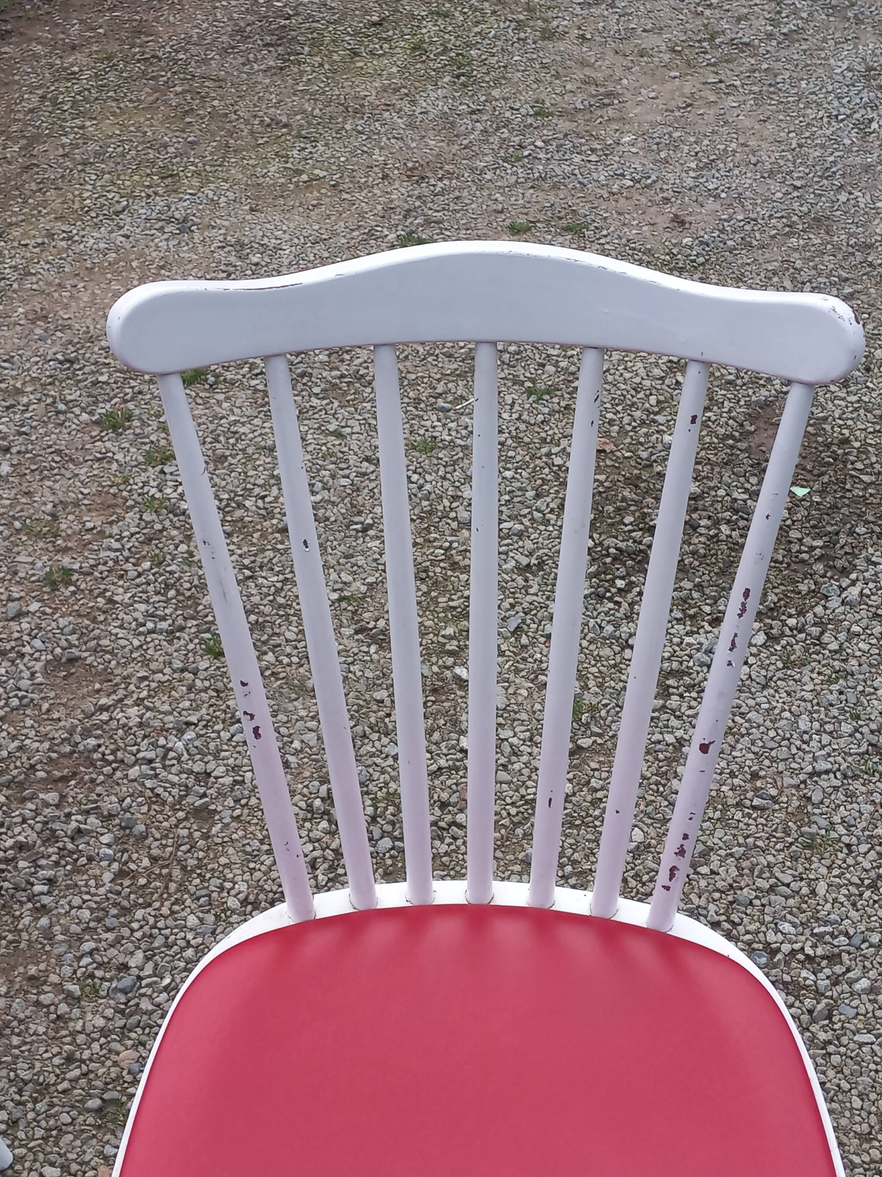 Set of 4 Scandinavian style chairs from the 50s in white lacquered wood and red skaï patties