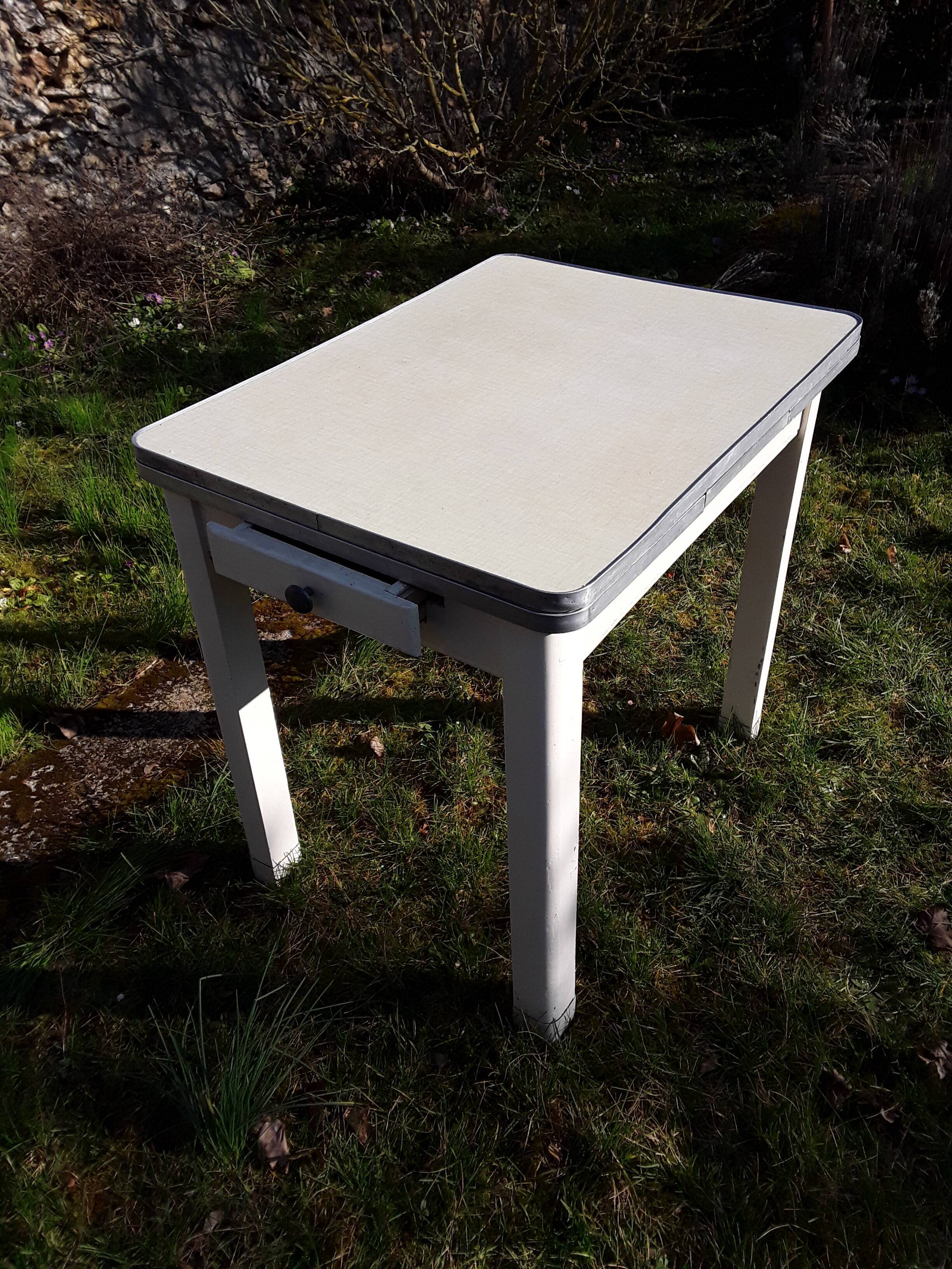 Table in formica