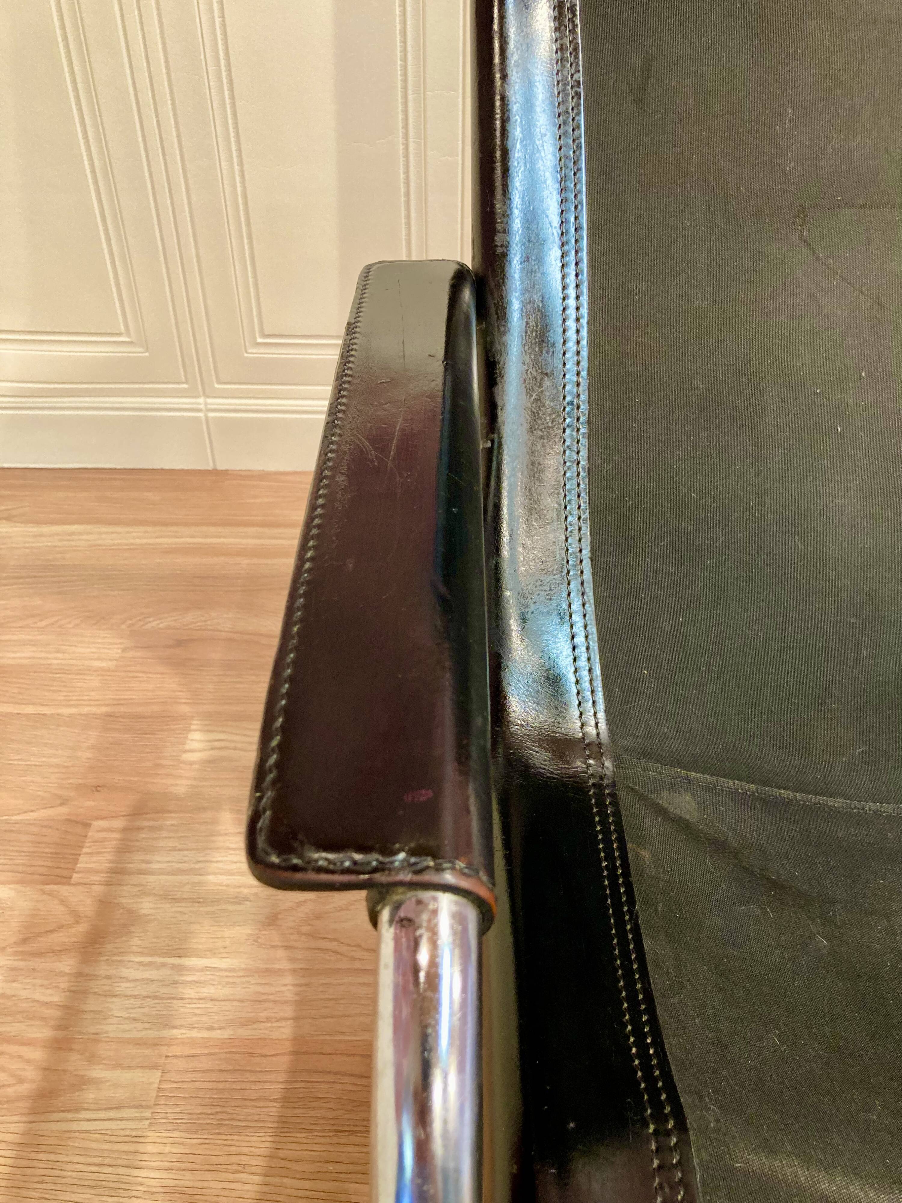 Set of 2 black leather and chrome reclining chairs designed by Hans Eichenberger.