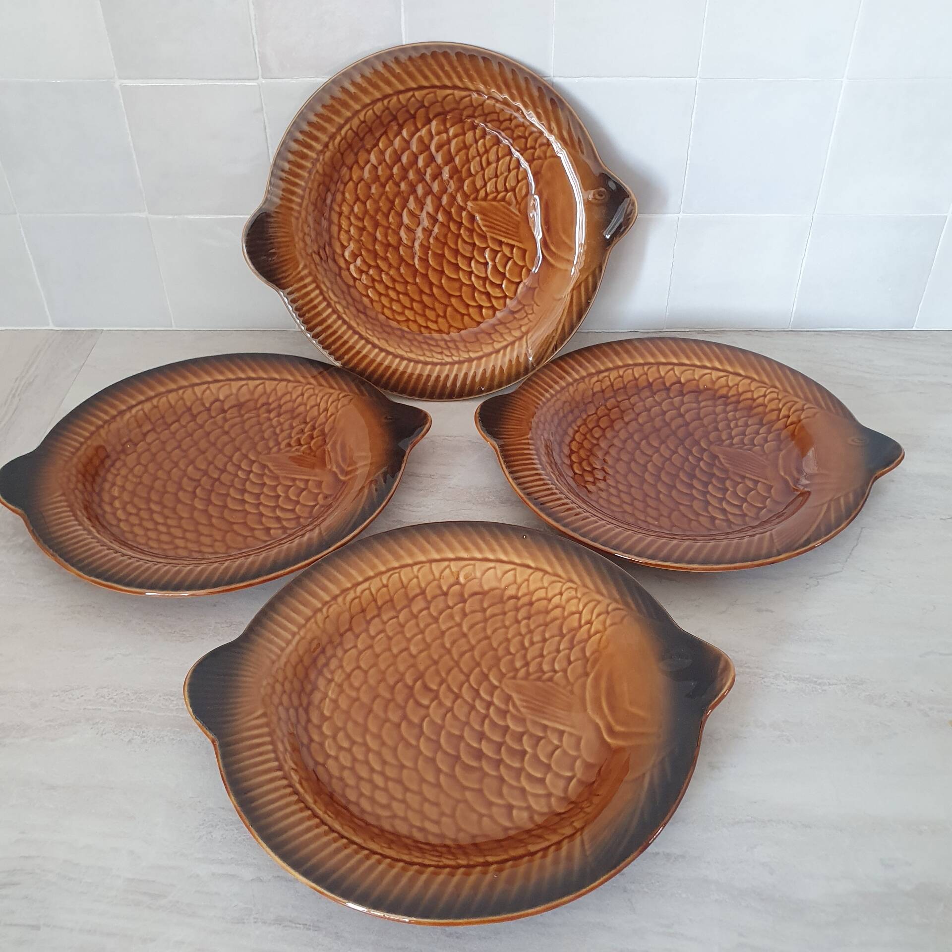Sarreguemines / 4 ceramic fish-shaped plates in Barb porcelain.