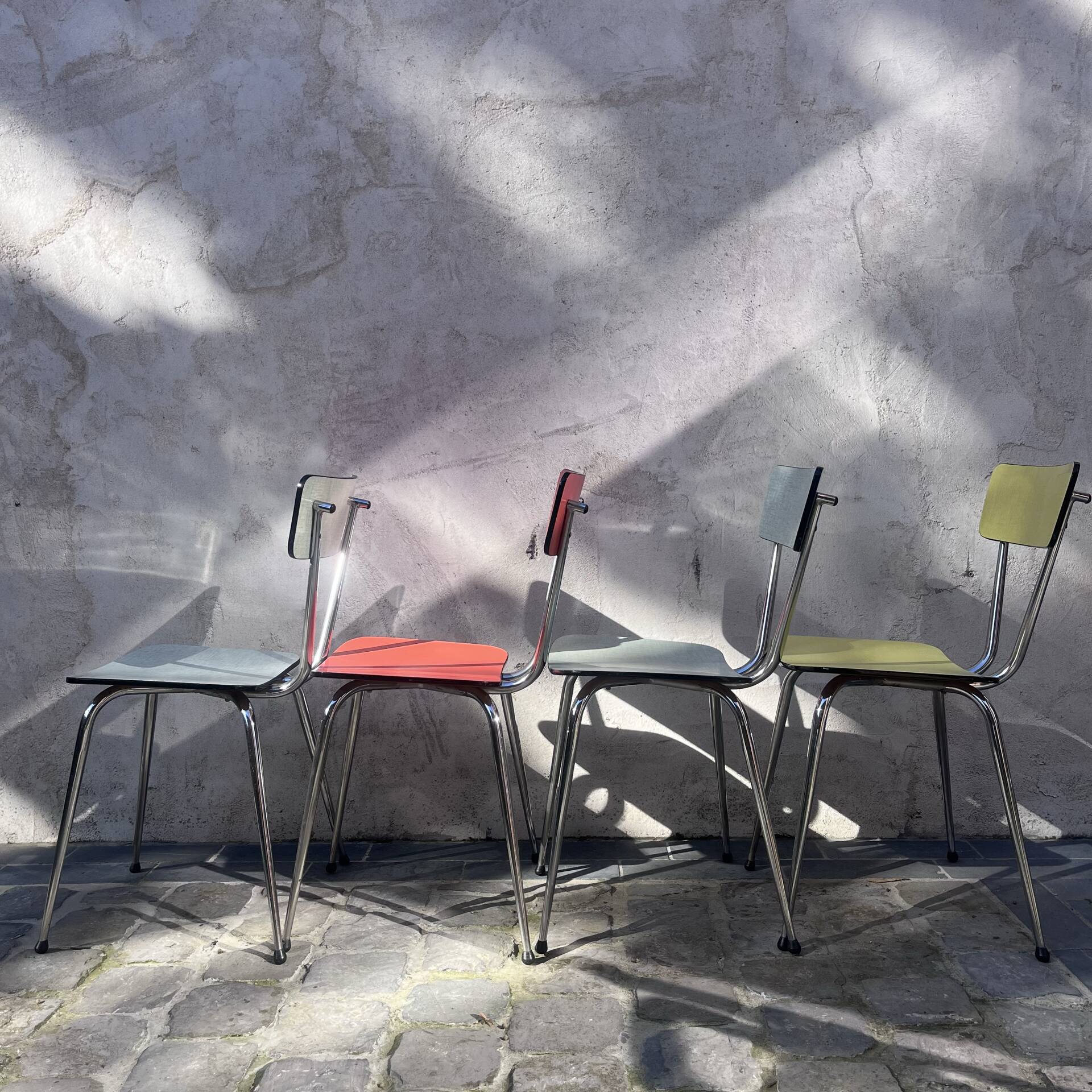 4 chaises en formica