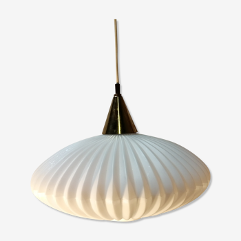Suspension style Novo en opaline - Années 60.