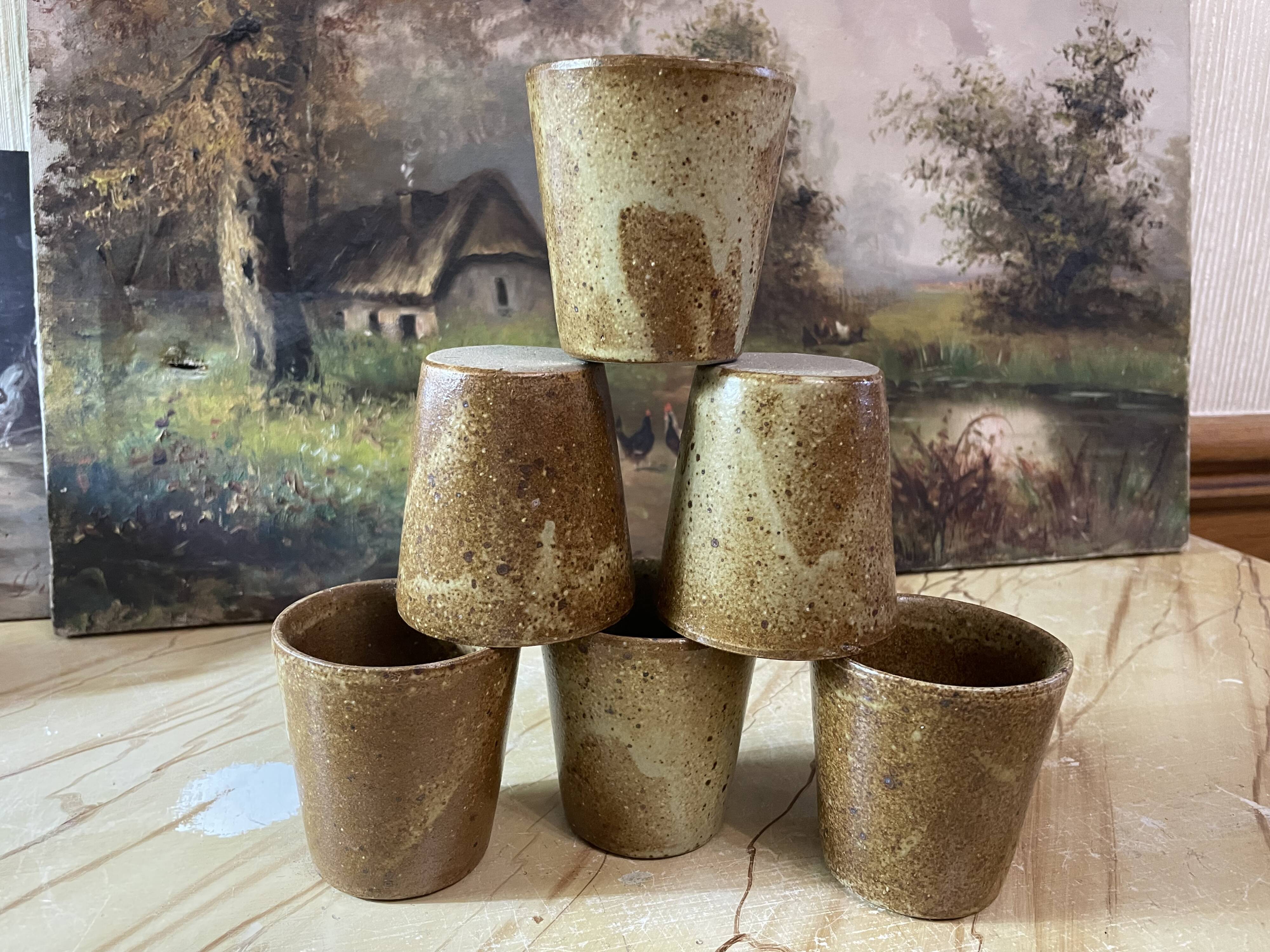 6 mugs in vintage stoneware