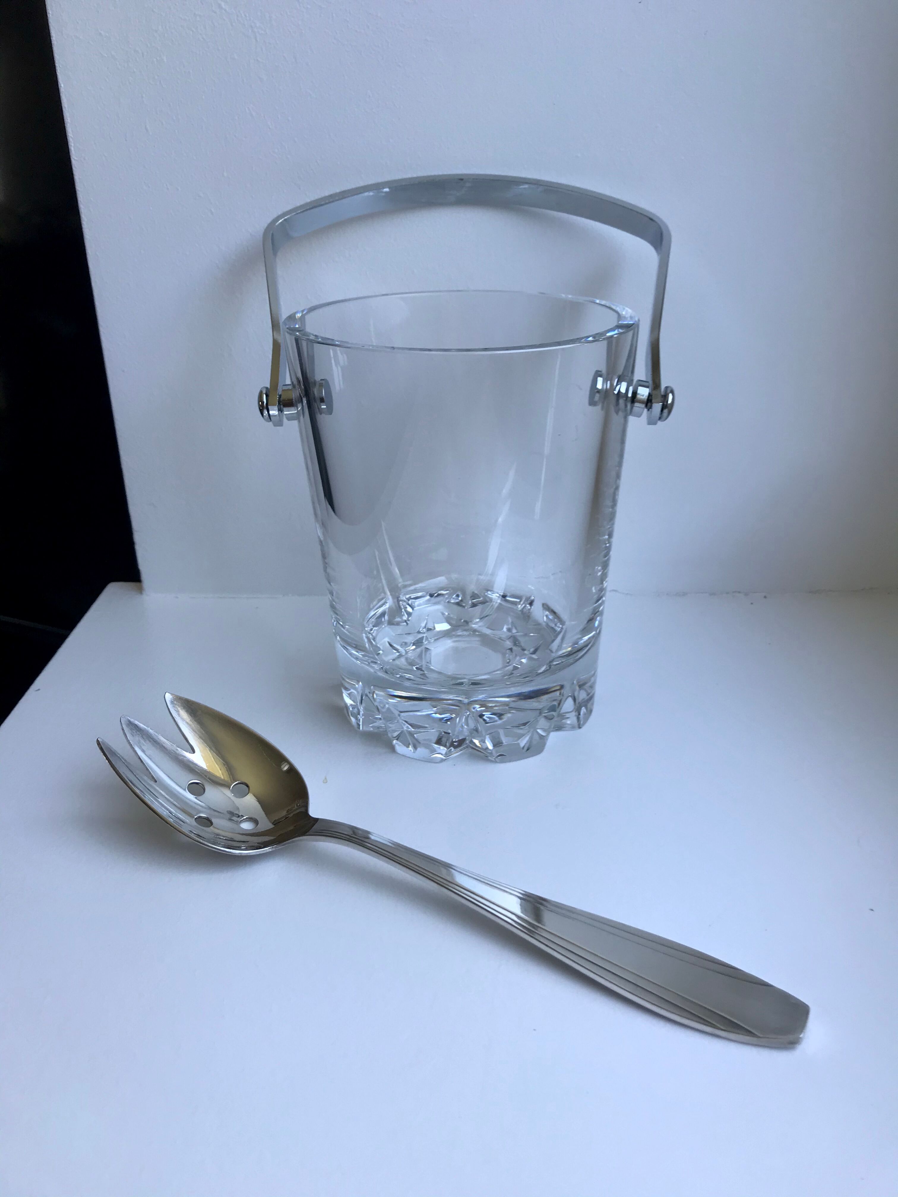 Sèvre crystal ice bucket and its 60s ice spoon