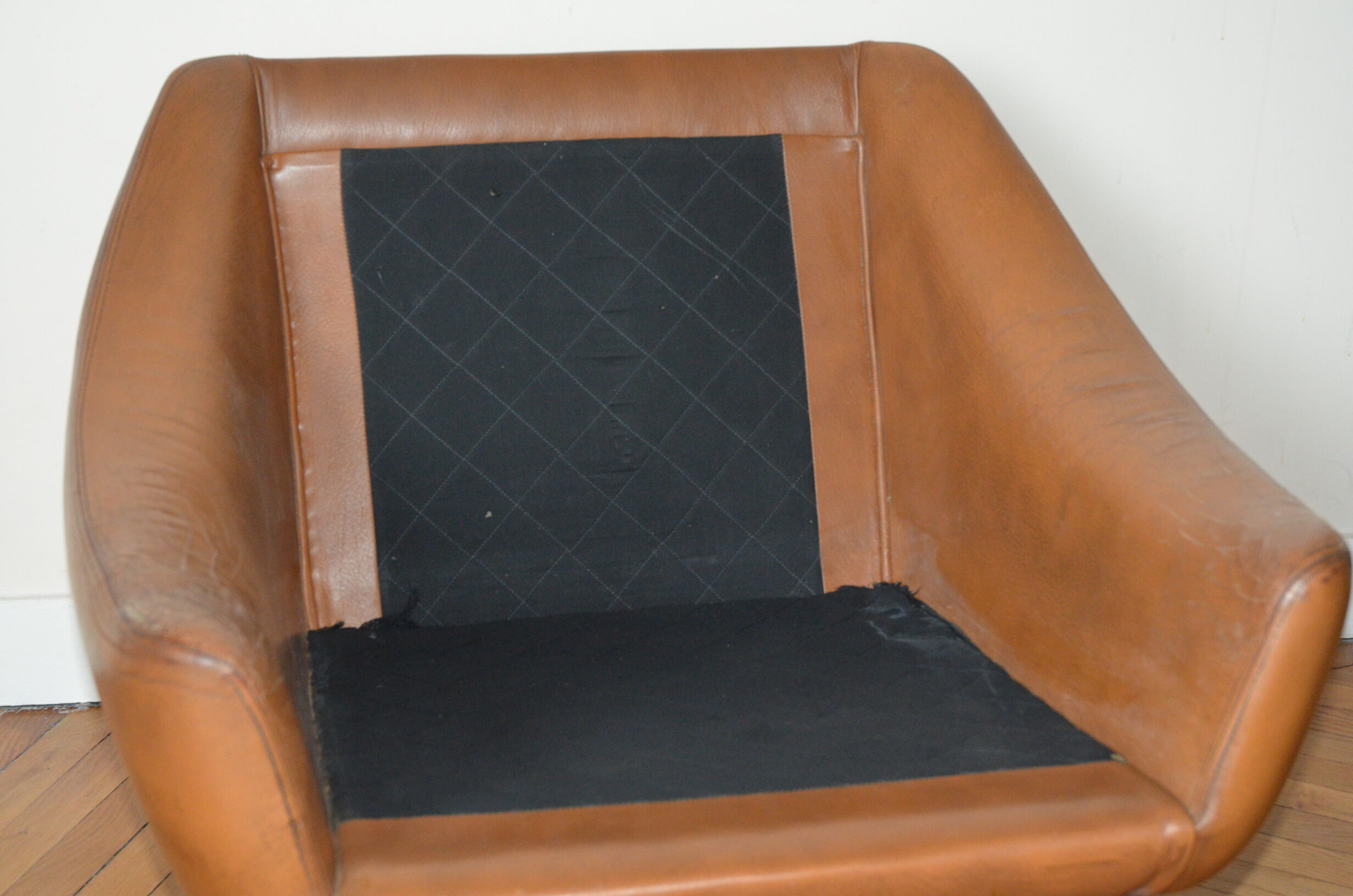 Scandinavian armchair in camel patinated leather