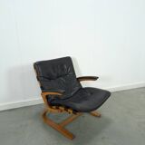 Fauteuil de lecture noir avec accoudoirs et support en bois