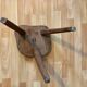 Tabouret tripode en bois massif