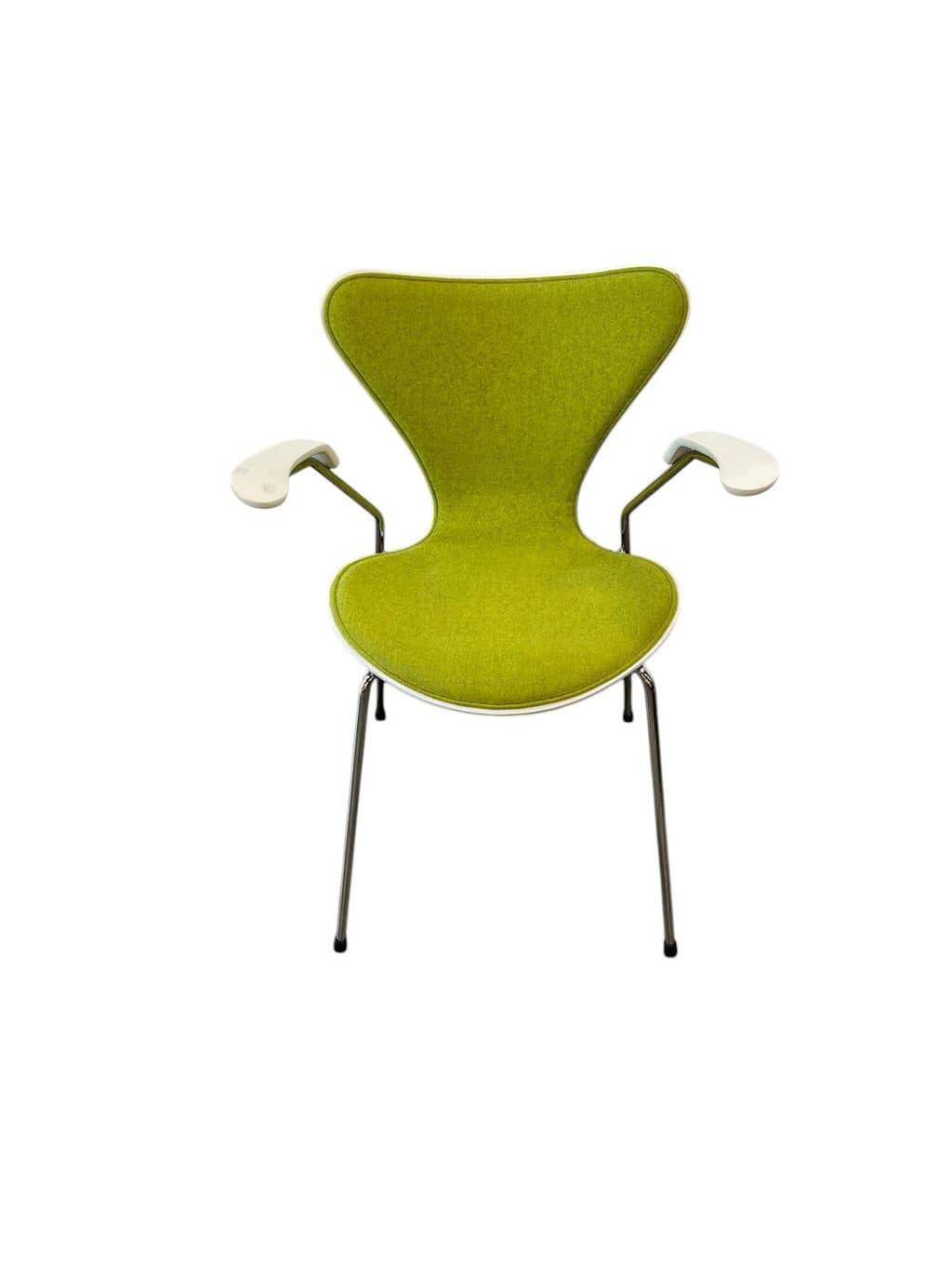 Bright green vintage chair with armrests, Fritz Hansen Series 7
