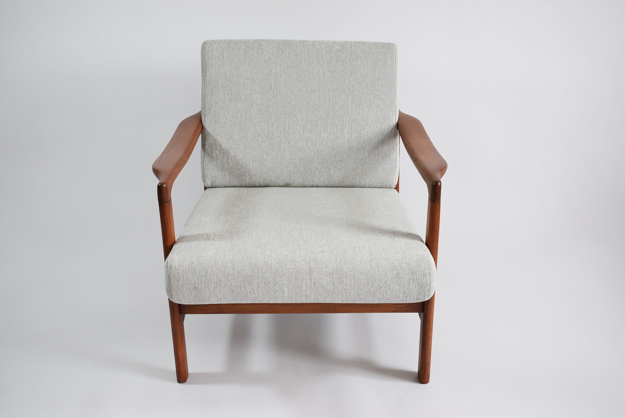 Fauteuil scandinave original des années 60, designer Z. Baczyk, couleur grise délicate, bois de teck