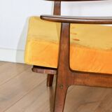 Fauteuil yougoslave restauré du milieu du siècle en jaune doré