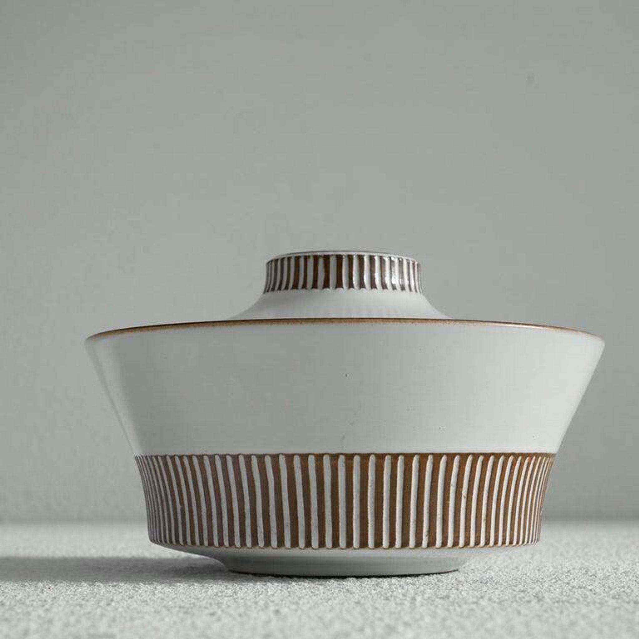 Willem de Vries Modernist Coupe mid-20th century "Cleopatra" with lid for Fris Edam, 1961