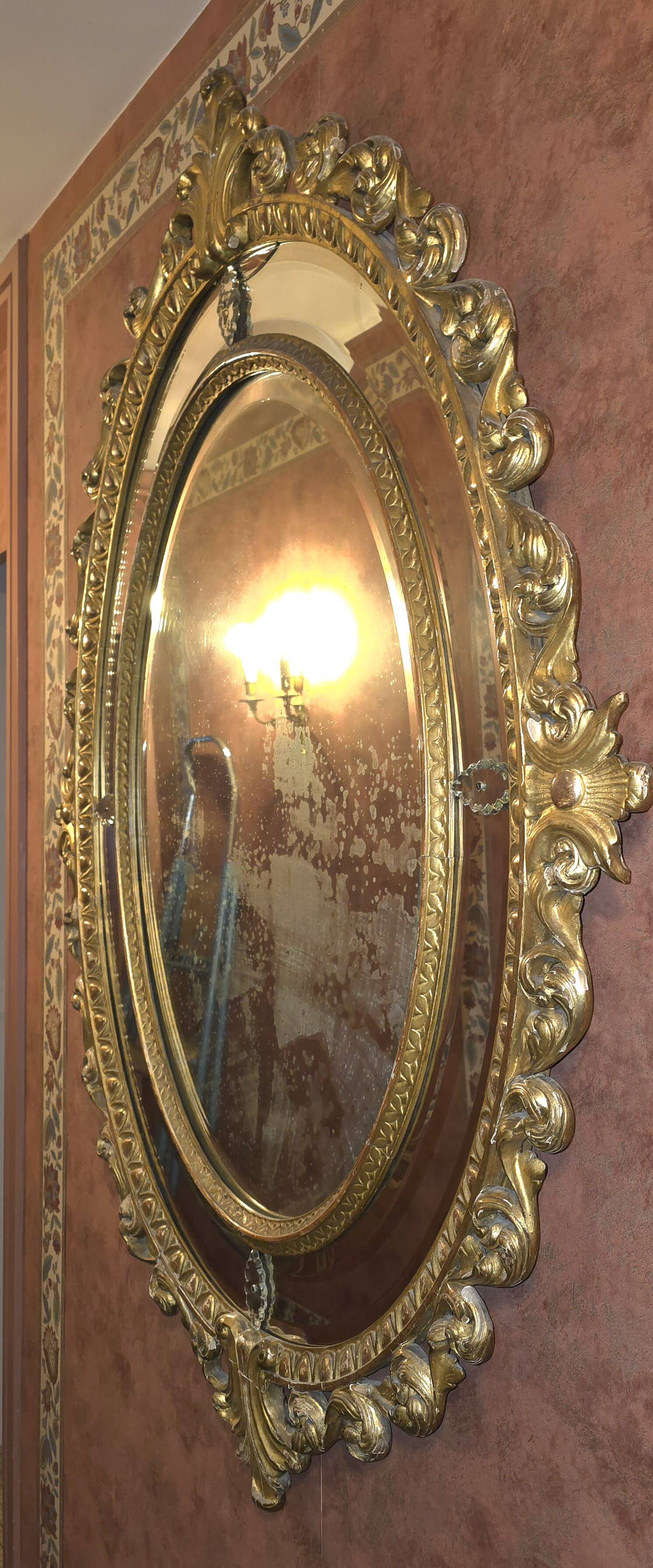 Oval mirror in gilded wood