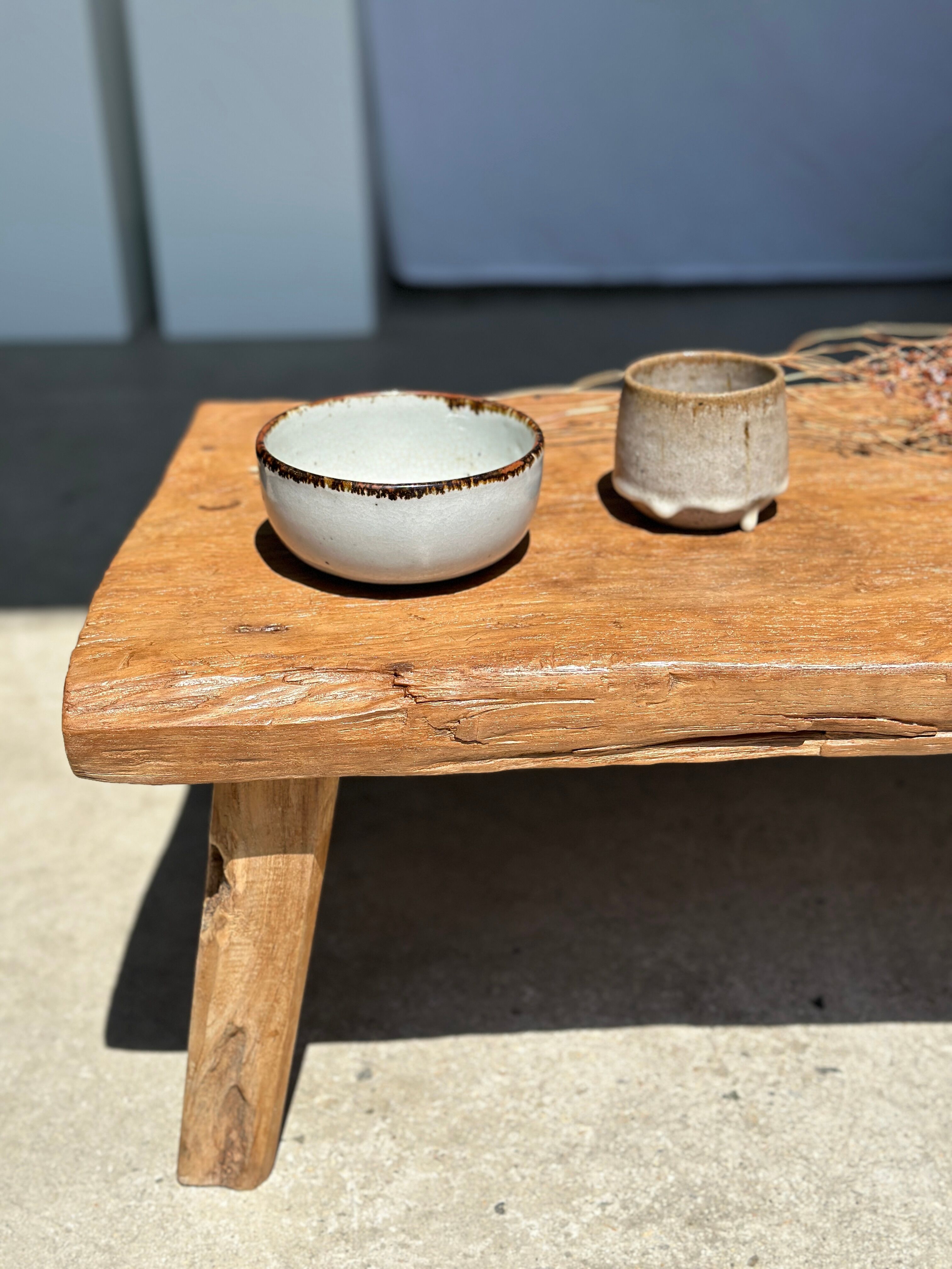 Coffee table in blond teak quadripod