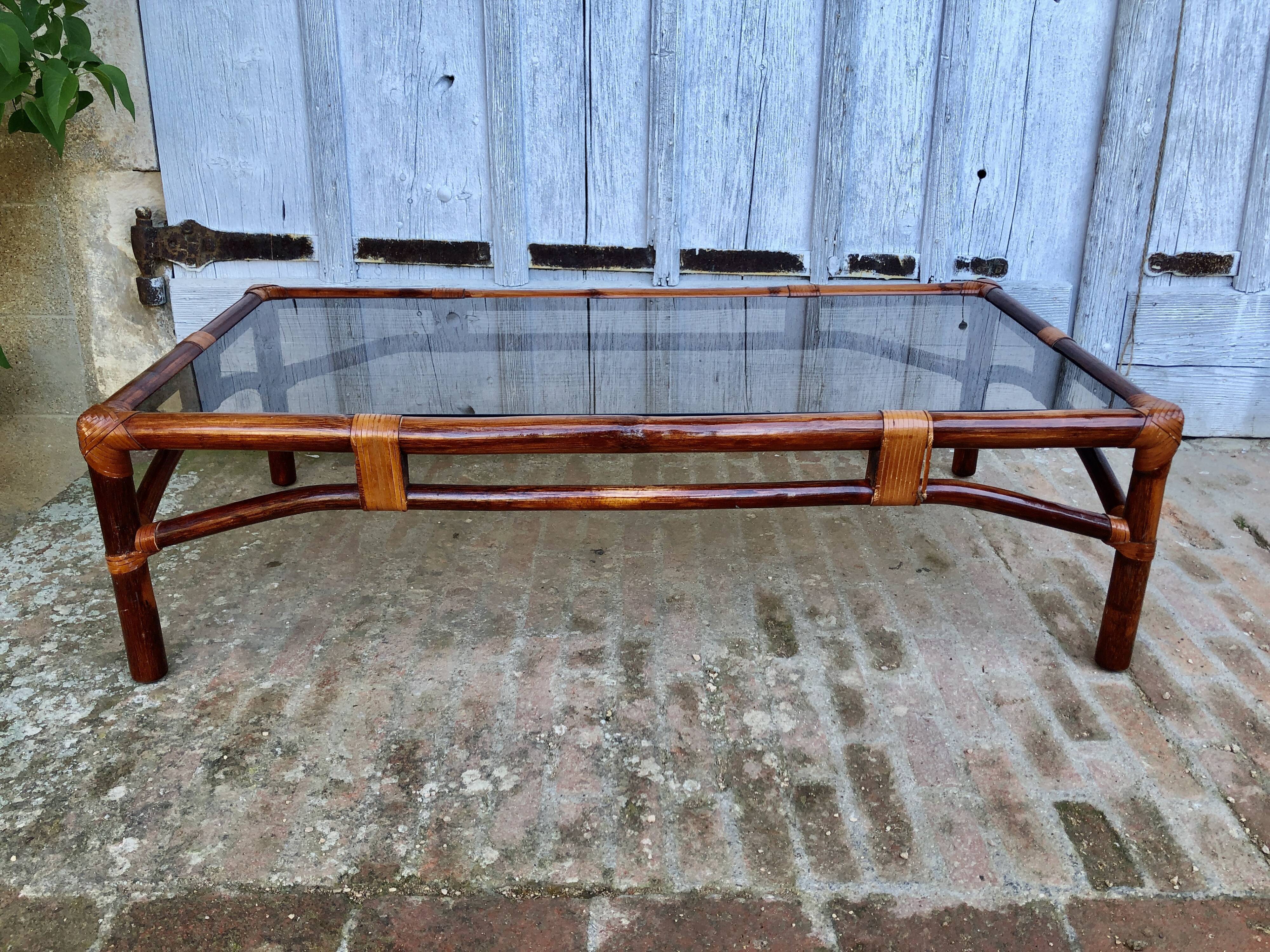 Table basse maugrion bambou, verre et cuir
