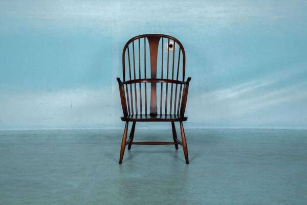 Chaise de cheminée Ercol modèle 472 des années 1960 en hêtre.