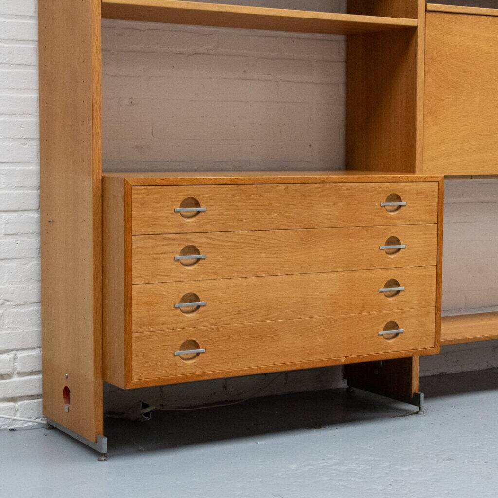 Etagère murale RY 100 par Hans Wegner pour Ry Møbler 1960