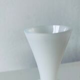 Vase ancien en opaline blanche