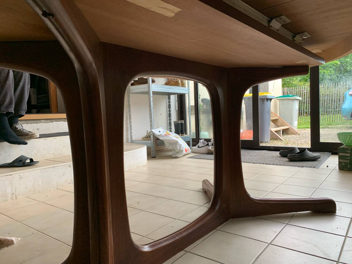 Baumann oval table with extensions