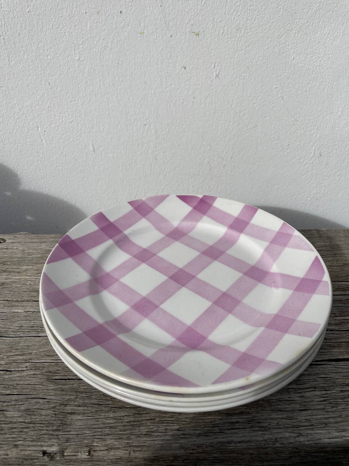4 dinner plates, pink tablecloth, Moulin des Loups